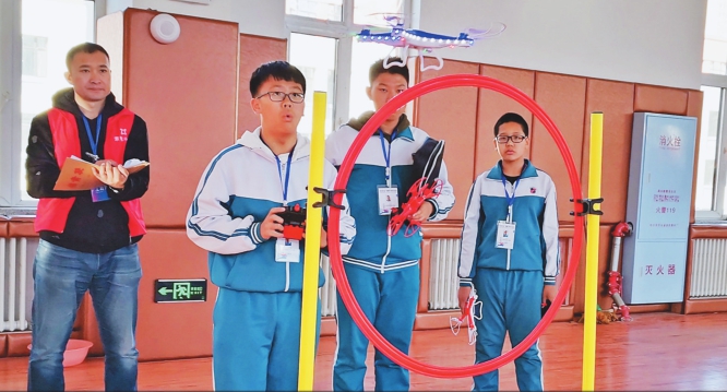 青少年无人机穿越障碍比赛